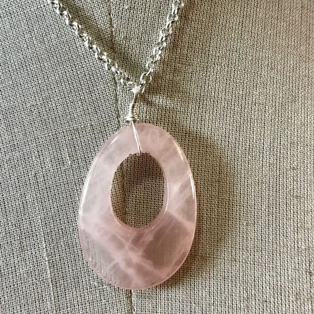 Rose quartz pendant necklace
